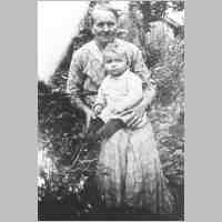 062-0051 Oma Marquardt mit Enkel Manfrad Marquardt im Jahre 1935.jpg